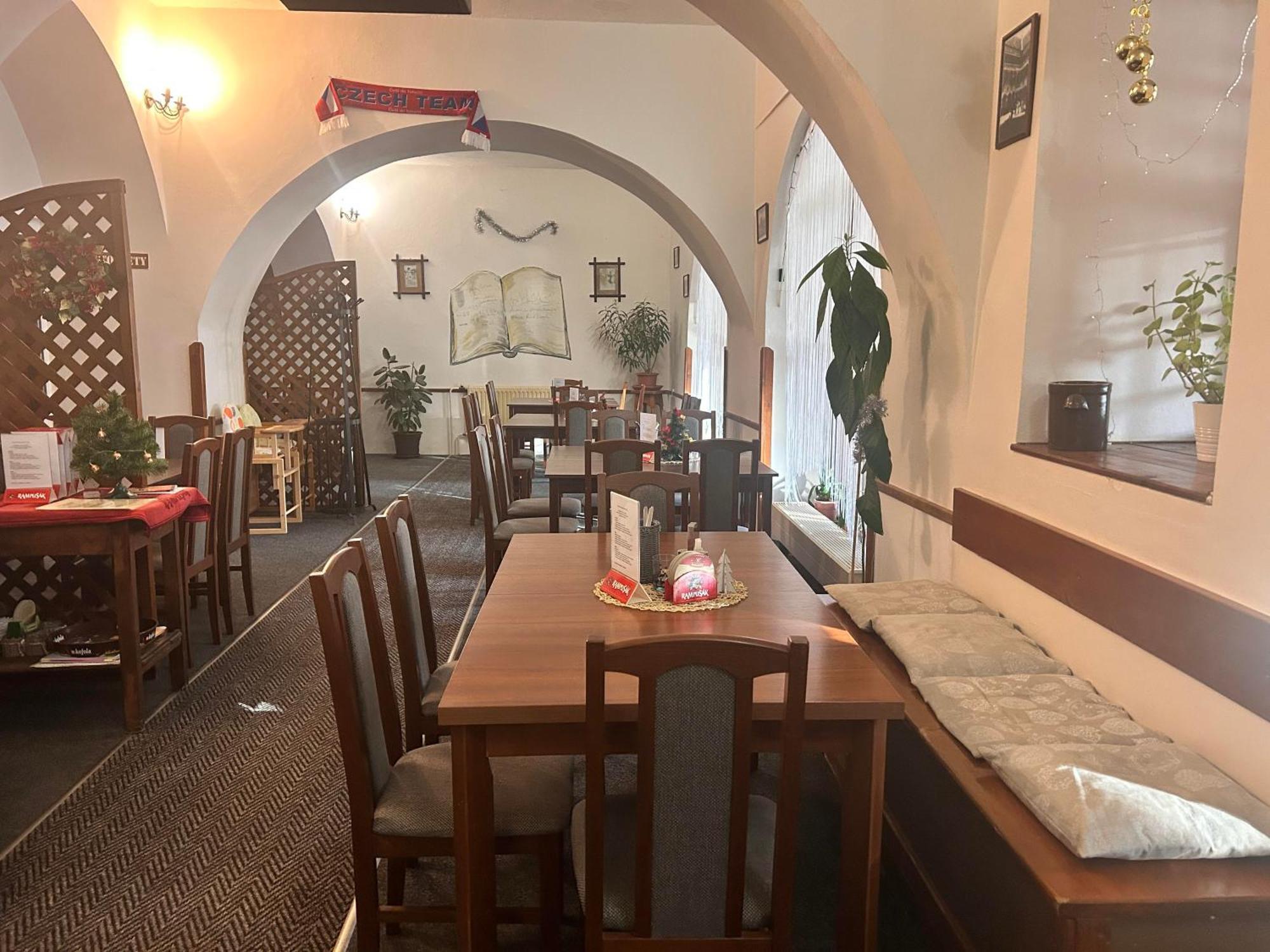 Restaurace A Penzion Podloubi Opočno Exteriér fotografie