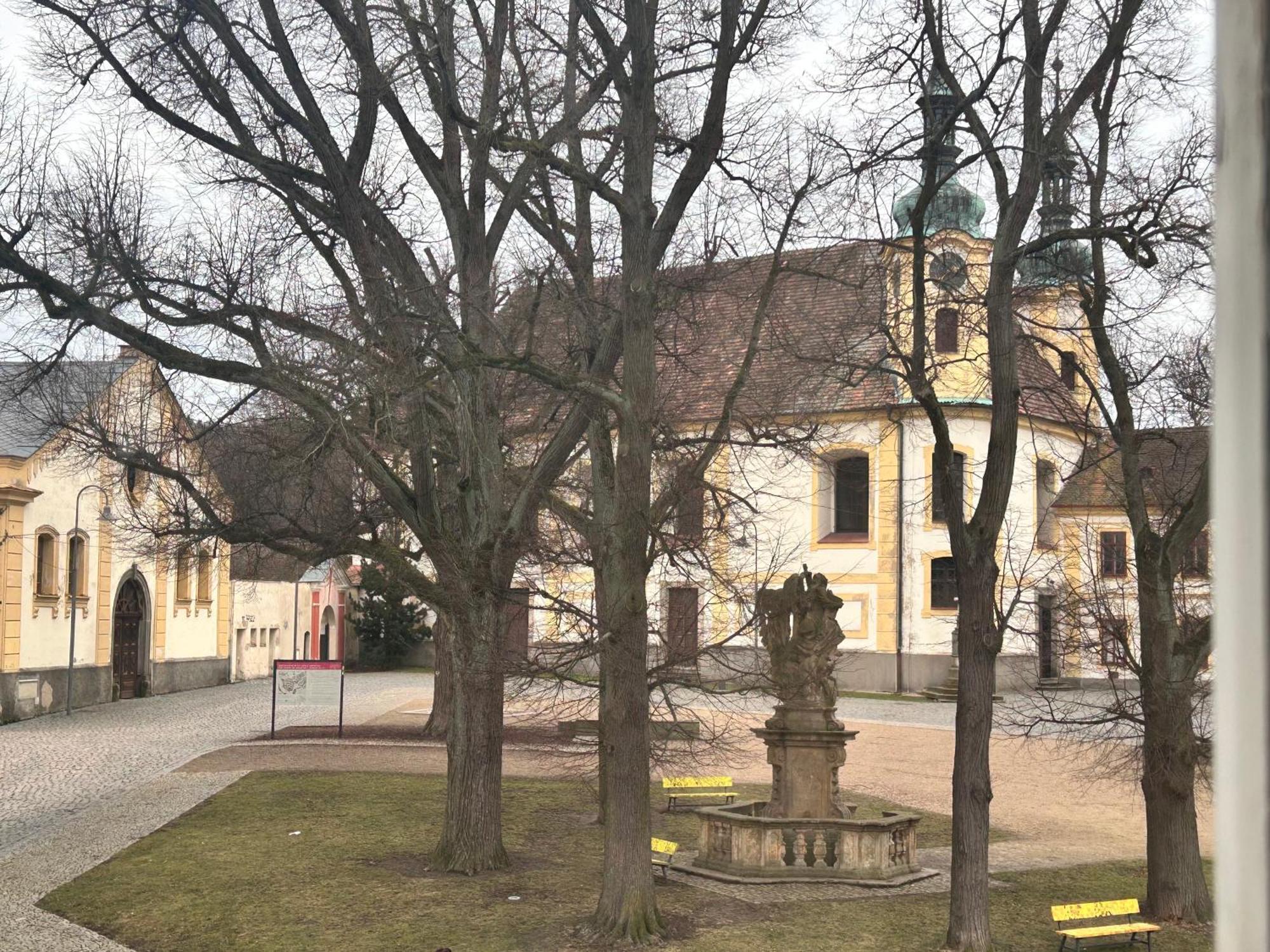 Restaurace A Penzion Podloubi Opočno Exteriér fotografie